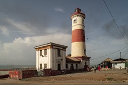 Lighthouse,-Keepers-house,-British-colonial-architecture,-Victorian-era,-Red-brick,-Architectural-view,-Gulf-of-Guinea,-Deprived-neighbourhood,-Colonial-heritage,-Jamestown,-Accra,-Ghana,-West-Africa